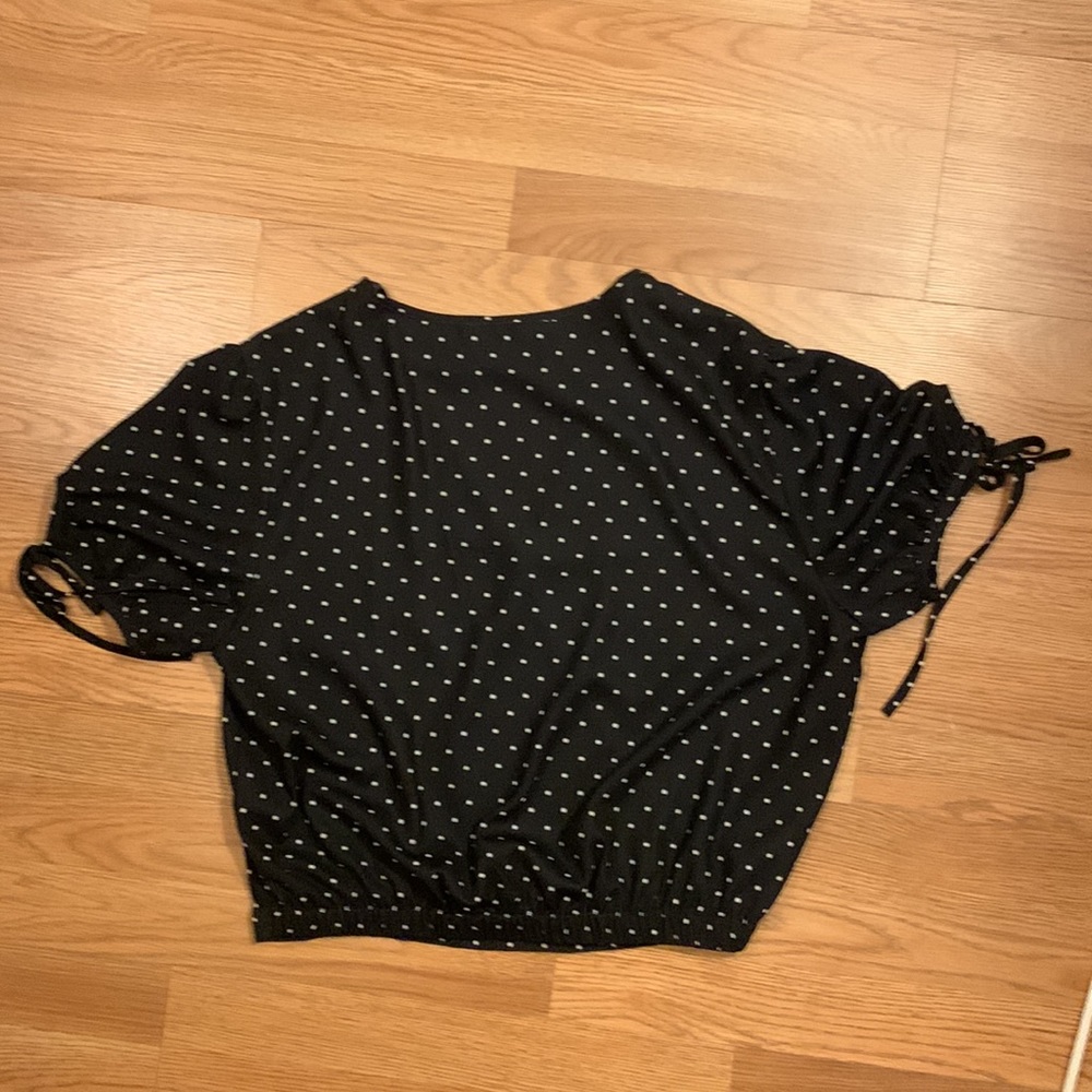 Cute Crop Top With Short Tie Sleeves. - Picture 4 of 7